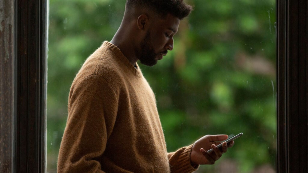 What is Breadcrumbing? 1 A man reading messages on his phone