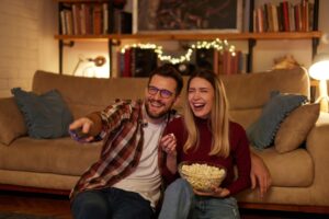 How To Distinguish Between Dating vs. Hanging Out 22 hanging out couple