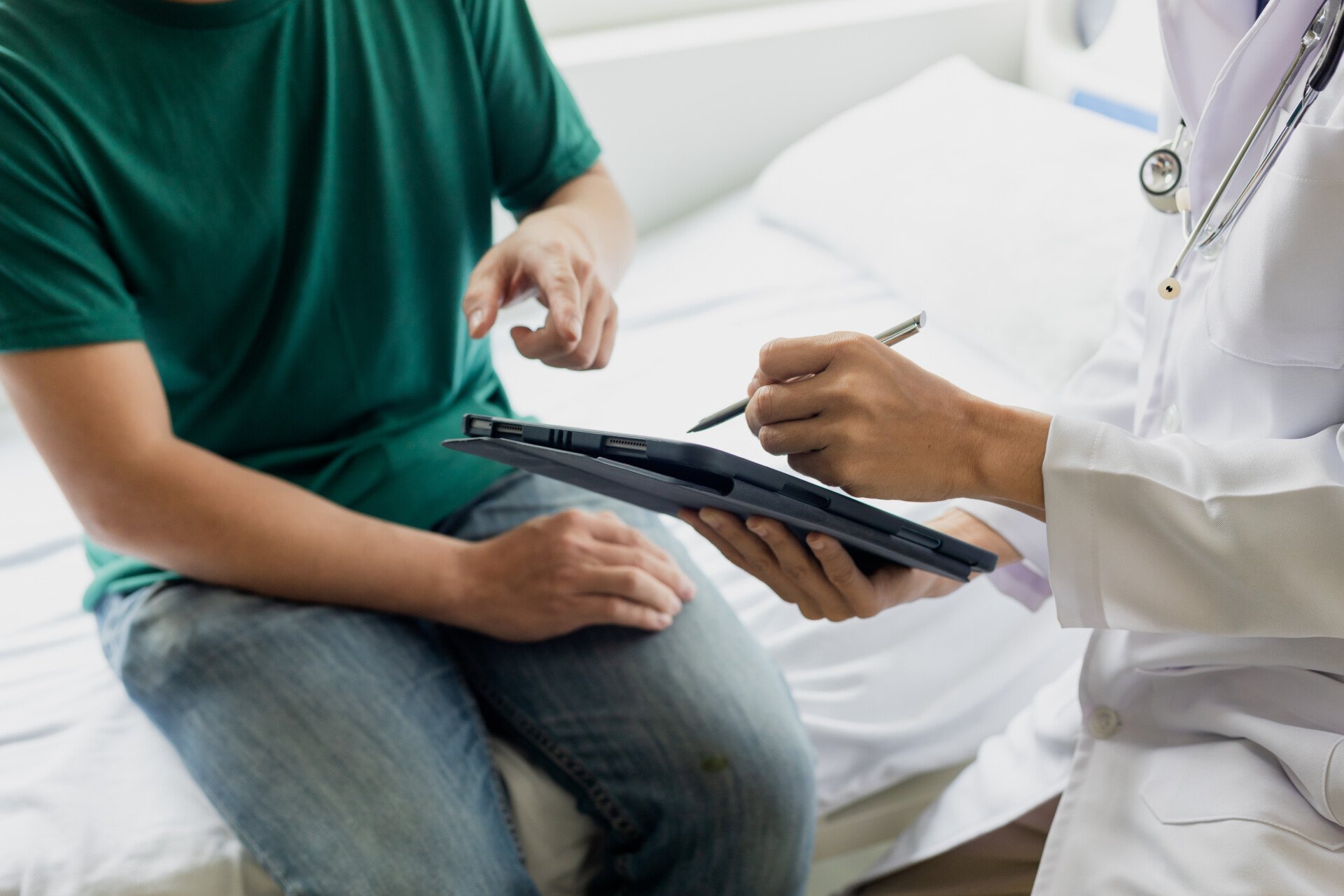 Rosenhan (1973) Experiment - 'On being sane in insane places' 1 male health checkup with doctor Doctors consult about diagnosis of male diseases or mental illnesses in medical clinics or mental health facilities in hospitals.